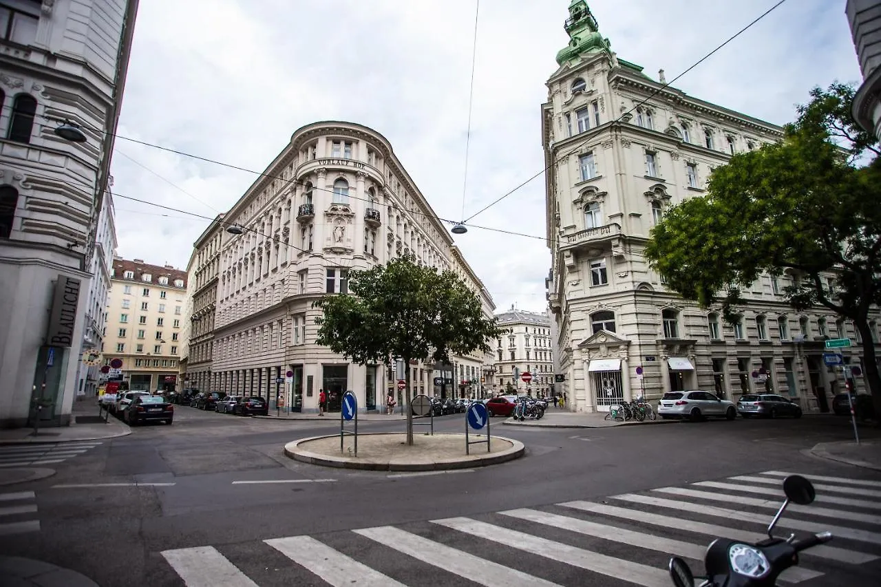 Private Central Vienna I Self Check In 0*,