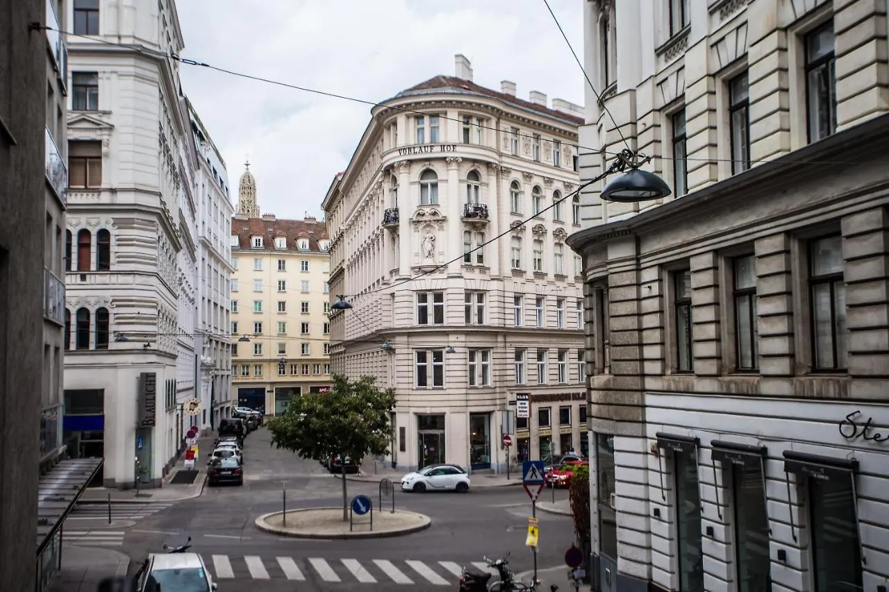 Private Central Vienna I Self Check In Homestay