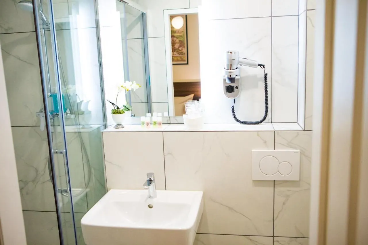 Private Central Vienna I Self Check In Homestay